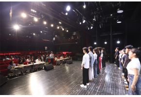 大黑几八插骚逼AV高三年级表演专业举行阶段考试